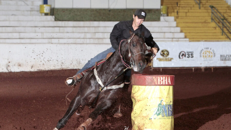 Aim Ta Fame turning the barrel
