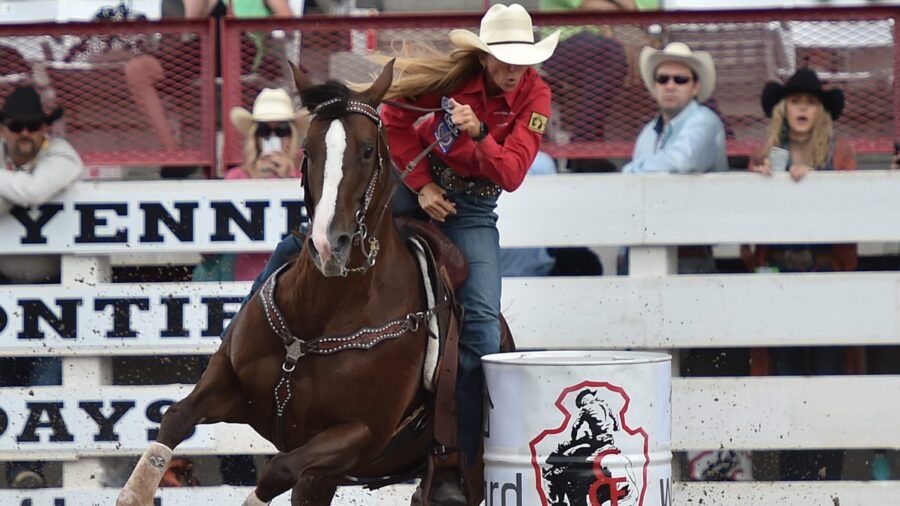 Cheyenne Wimberley and KN Fabs Mist Of Fame turning a barrel at Cheyenne Frontier Days