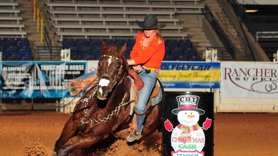 Kelly Yates and Fiesta Del Rey turning a barrel