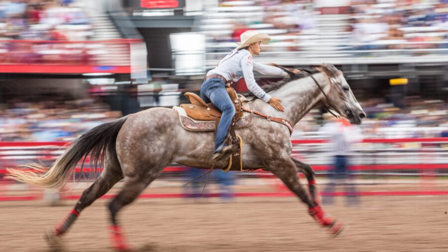 Stevi Hillman and MCM Imasharpguy running at 2017 Cheyenne Frontier Days