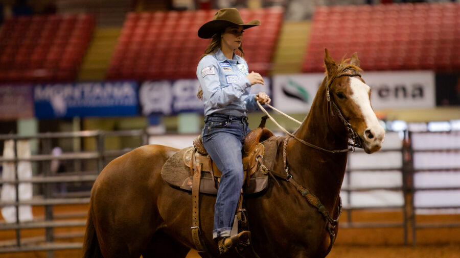 barrel racer riding a healthy horse that uses a gastric buffer