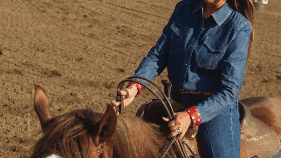 barrel racer demonstrating correct hand position on horse
