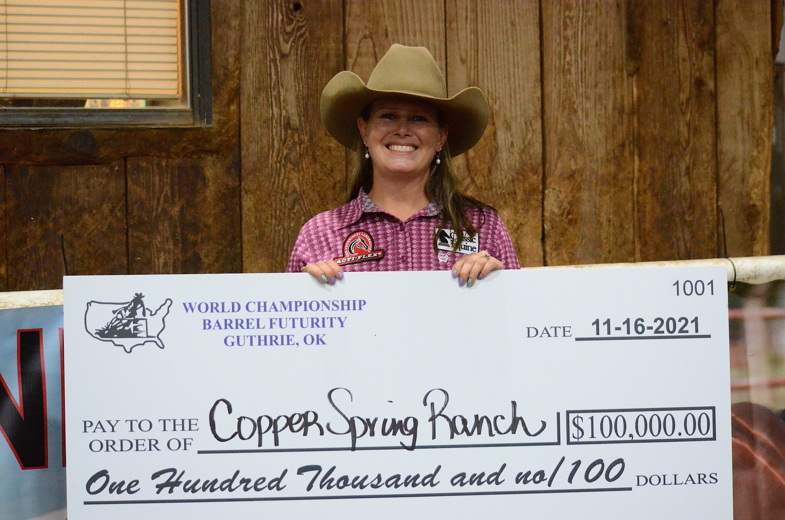 Leslie Willis holding a big check