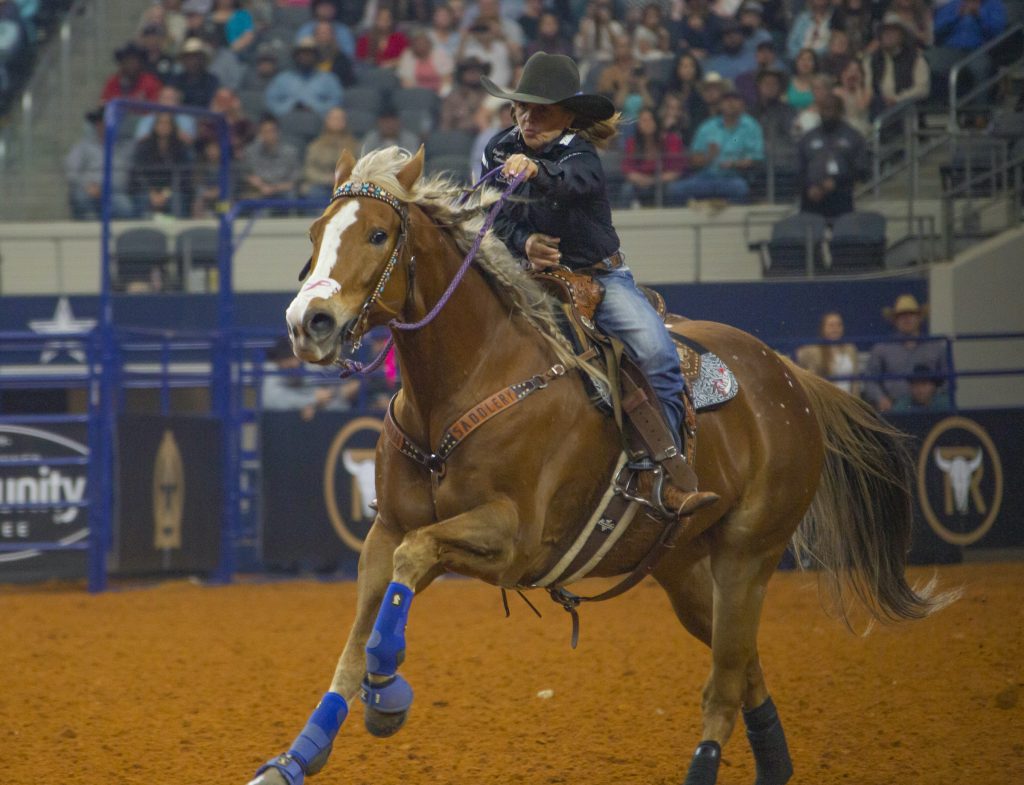 Shelley Morgan and HR Fameskissandtell running home at The American