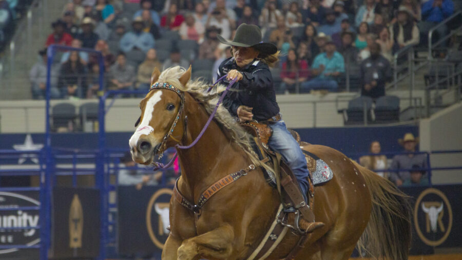 Shelley Morgan and HR Fameskissandtell running home at The American