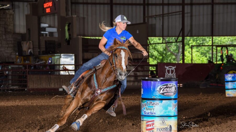 Mindy Holloway turns a barrel