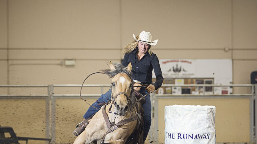 Taylor Manning turns barrel on horse