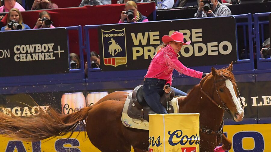 Sissy Winn turns first barrel